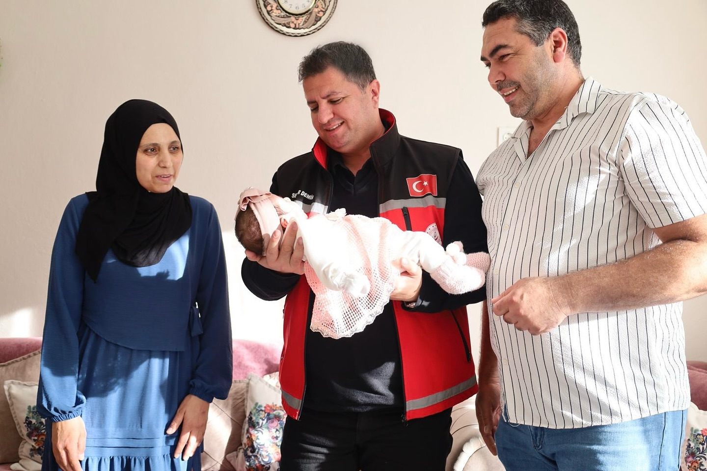 Bir bebeğe daha kucak açtılar! Erzincan bu aileyi konuşuyor